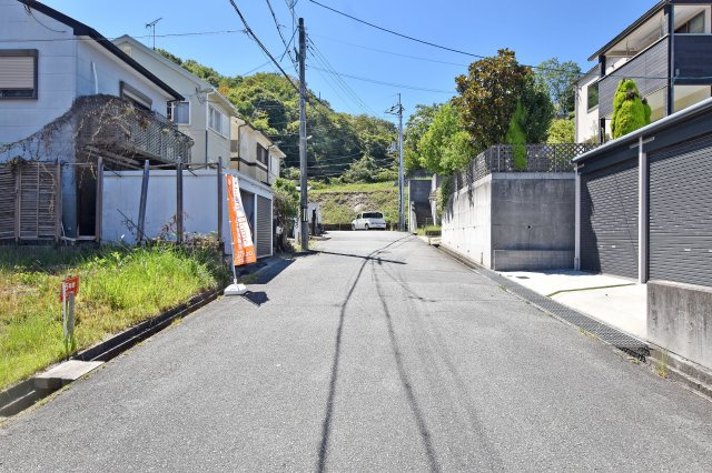 西宮市山口町香花園建築条件無し売土地の前面道路含む現地写真|前面道路から見た5号地。土地の広さや周辺の街並みなど、現地だからこそ分かる雰囲気をぜひ一度ご覧ください。