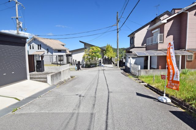 西宮市山口町香花園建築条件無し売土地の前面道路含む現地写真|前面道路を含めた現地写真です。敷地との位置関係や周辺の様子を確認しながら、これから建てるマイホームをイメージしてみませんか？