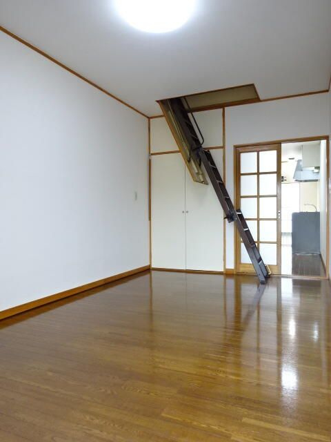 エクセレントハイツ岸谷の寝室