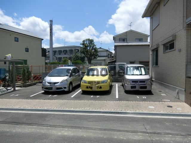ヴィオラ東河原B棟の駐車場