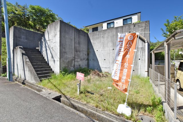 西宮市山口町香花園建築条件無し売土地の前面道路含む現地写真|-16号地現地写真-
階段を上がった先には、写真からは見えない敷地が広がります。ぜひ現地に立って、土地の広さや周囲の景色を体感してみてください。