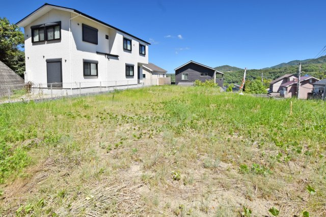 西宮市山口町香花園建築条件無し売土地の前面道路含む現地写真|-16号地現地写真-
土地面積321.91㎡の16号地。道路面から一段上がった敷地ならではの、周囲との距離感もぜひ現地で感じてみてください。