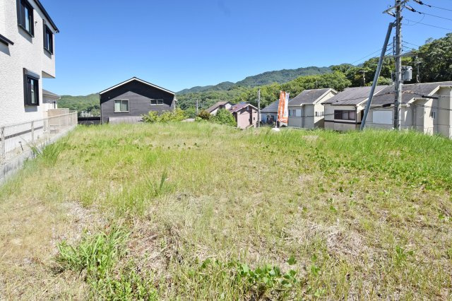 西宮市山口町香花園建築条件無し売土地の前面道路含む現地写真|-16号地現地写真-
階段を上がると、視界が開けた敷地が広がります。建築条件はありませんので、この土地を活かした住まいを自由にご検討いただけます。