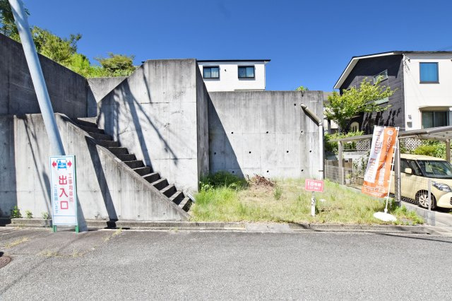 西宮市山口町香花園建築条件無し売土地の前面道路含む現地写真|-16号地現地写真-
道路側から見た16号地です。建築条件なしにつき、お好きなハウスメーカーや工務店で建築可能。敷地の特徴を活かした住まいづくりを始めませんか？