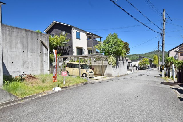 西宮市山口町香花園建築条件無し売土地の前面道路含む現地写真|-16号地前面道路-
前面道路と周辺の街並みです。落ち着いた住宅街で、ゆっくりと暮らしたい方にもおすすめ。ぜひ現地で実際の雰囲気をご覧ください。