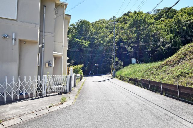 西宮市山口町香花園建築条件無し売土地の前面道路含む現地写真|-16号地前面道路-
敷地からは周囲の山並みを望む、香花園らしい景色も。住まいを建てたあとの眺めや暮らしを想像しながら、ぜひ現地をご覧ください。