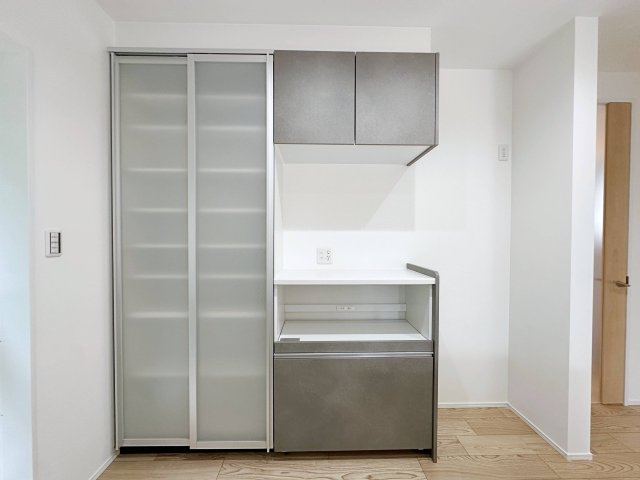 東区山根町No.4の収納|収納力のある大型カップボード☆
備え付けのため耐震性が高く地震の際にも倒れてくる心配はありません♪
キッチンと同じカラーリングのため統一感もあります！