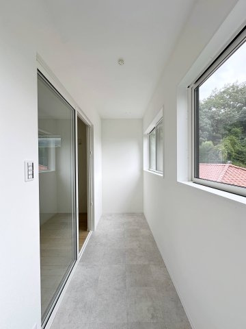 東区山根町No.4のバルコニー|サンルーム☆
天気や花粉など外の状況を気にすることなく洗濯物をほすことができます♪