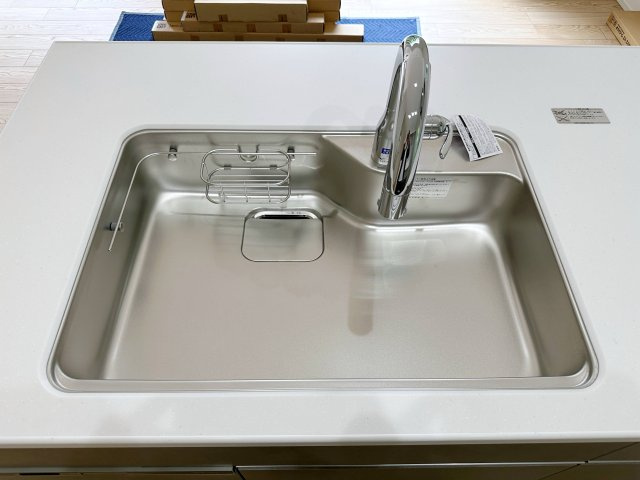 東区山根町No.4のキッチン|浄水機能付きステンレスシンク☆
ステンレスシンクは傷や汚れに強く、お手入れも簡単で使いやすいです♪
さらにワンタッチで浄水に切り替えができる為とても便利です！