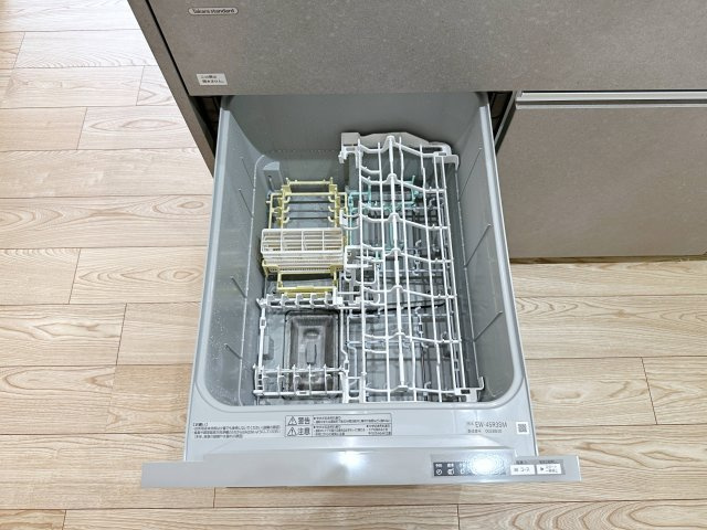 東区山根町No.4のキッチン|4人から5人分の食器洗浄乾燥機☆
水道代の節約にもなり、家事の時短もできる優れ物です♪
スライド式で上から全体が見えるため食器の出し入れもスムーズです♪