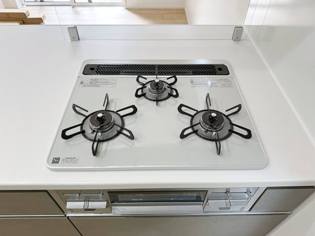 東区山根町No.4のキッチン|都市ガス仕様の3口ガスコンロ☆
高火力のバーナーが使用可能、調理器具を選ばないのがガスコンロ。停電時でも使用可能で安心です♪