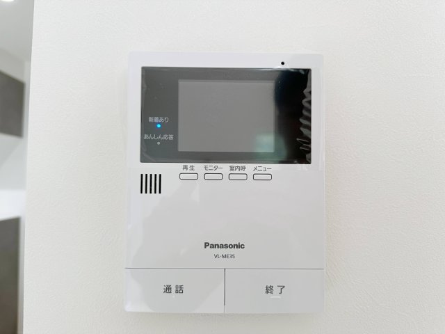 東区山根町No.4の防犯設備|ドアホン☆
来客があったとき、室内からカメラやマイクを使って相手や用件を確認できます。相手を事前に確認することができ、訪問販売対策や防犯面でも役に立つアイテムです♪