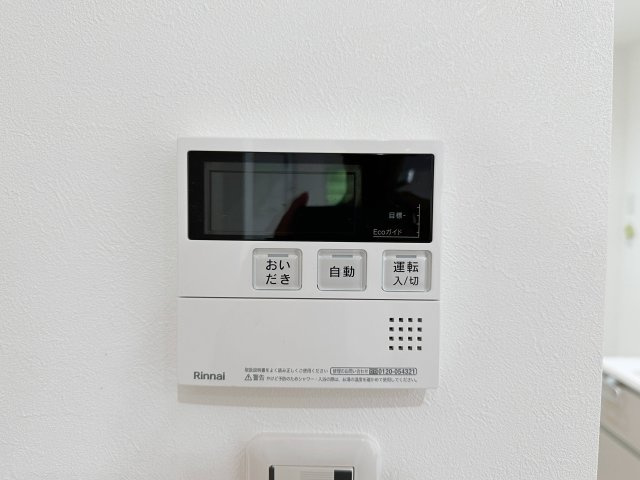 東区山根町No.4の冷暖房・空調設備|給湯器リモコン☆
キッチンからお湯の温度調整やお風呂の操作ができるのでとても便利です♪