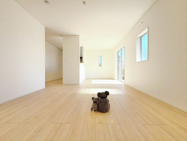 【居間・リビング】 | 前橋市堀之下町　新築住宅 | ≪LDK≫
リビング・ダイニングは白を基調としたシンプルな空間。
雑貨やこだわりの家具など、レイアウトも自由に楽しめます！