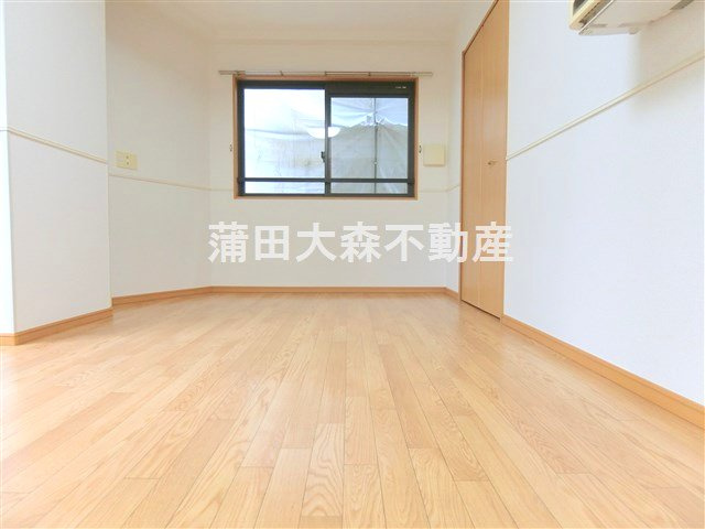 コスモリード大森町の居間・リビング|2面採光の洋室6.51帖