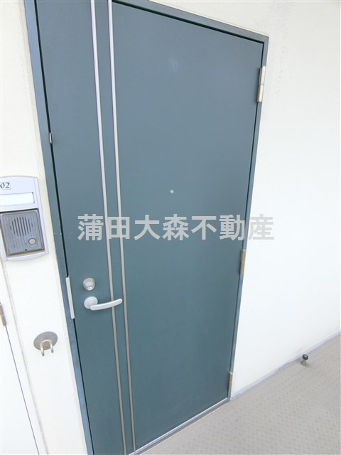 コスモリード大森町の玄関