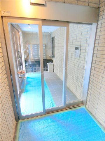 コスモリード大森町のエントランス
