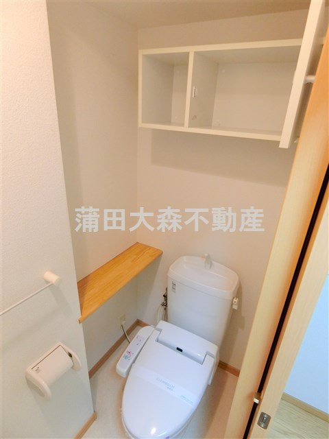 コスモリード大森町のトイレ|棚収納と温水洗浄便座付きのトイレ