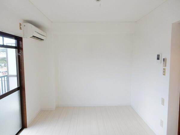 横浜市戸塚区下倉田町の賃貸マンションの居間・リビング