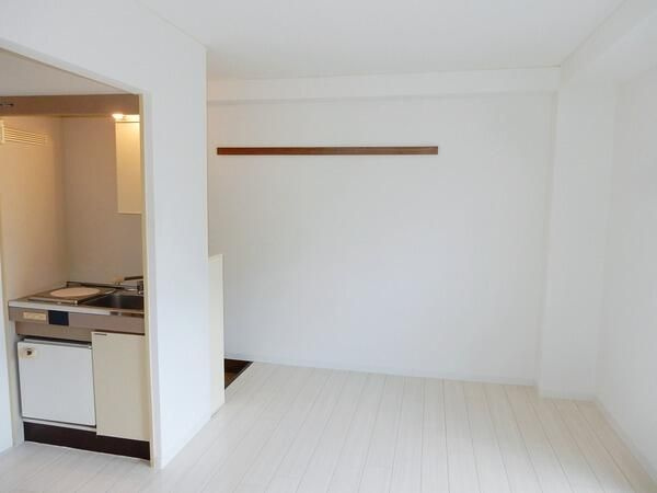 横浜市戸塚区下倉田町の賃貸マンションの居間・リビング