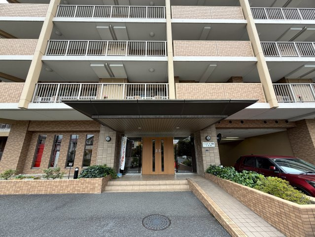 とにかく広い敷地！ってコトは道路から奥の方だとより歩かないといけないのですが、、、このお部屋、道路やエントランスに近い部屋位置なんです！！２階でも専用庭ある『アリスガーデン横浜Ⅱ番館』リフォームの外観|落ち着いた雰囲気の外観です
