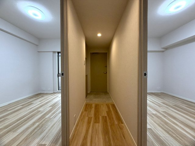 とにかく広い敷地！ってコトは道路から奥の方だとより歩かないといけないのですが、、、このお部屋、道路やエントランスに近い部屋位置なんです！！２階でも専用庭ある『アリスガーデン横浜Ⅱ番館』リフォームの玄関|毎日通る玄関はこちらです