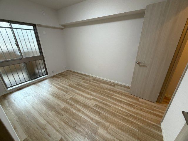 とにかく広い敷地！ってコトは道路から奥の方だとより歩かないといけないのですが、、、このお部屋、道路やエントランスに近い部屋位置なんです！！２階でも専用庭ある『アリスガーデン横浜Ⅱ番館』リフォームの洋室|スタンダードな洋室です