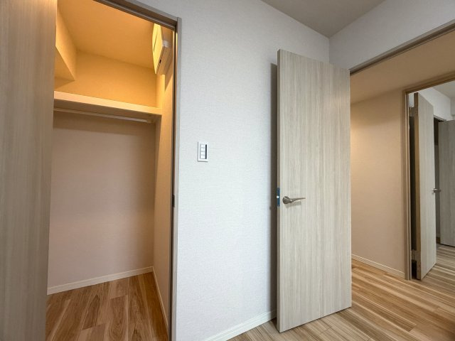 とにかく広い敷地！ってコトは道路から奥の方だとより歩かないといけないのですが、、、このお部屋、道路やエントランスに近い部屋位置なんです！！２階でも専用庭ある『アリスガーデン横浜Ⅱ番館』リフォームの収納|ちょっとした収納スペースも充実しています