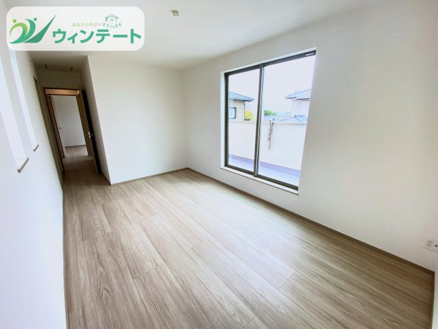 土浦市真鍋5丁目2086番　新築戸建　A号棟の洋室|明るく風通しの良い2階洋室。寝室や子ども部屋としてはもちろん、在宅ワークスペースにも活用できる万能な空間です。