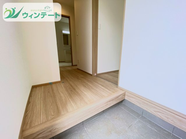 土浦市真鍋5丁目2086番　新築戸建　A号棟の玄関|家族の「ただいま」と「おかえり」が響く明るい玄関。木の質感がやさしく迎えてくれます。