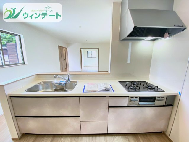 土浦市真鍋5丁目2086番　新築戸建　A号棟のキッチン|家族と会話を楽しみながら料理ができる対面式キッチン。お子様の様子も見渡せて安心です。