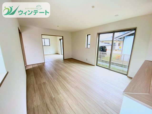 土浦市真鍋5丁目2086番　新築戸建　A号棟の居間・リビング|ナチュラルカラーで統一された落ち着いたLDK。対面キッチンで家族との距離がぐっと近づきます。
