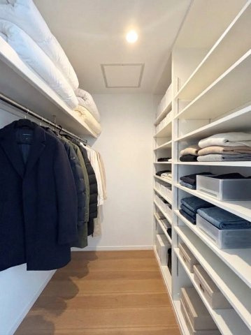 山の手1条12丁目　一戸建ての収納|可動棚とハンガーポールを備えたウォークインクローゼット。上部棚まで無駄なく使える機能的な設計