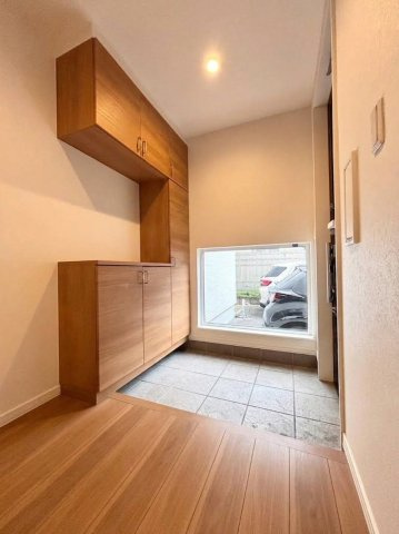 山の手1条12丁目　一戸建ての玄関|足元からの採光がおしゃれな玄関。明るさと木の温もりに包まれ、毎日の「ただいま」もホッとする空間