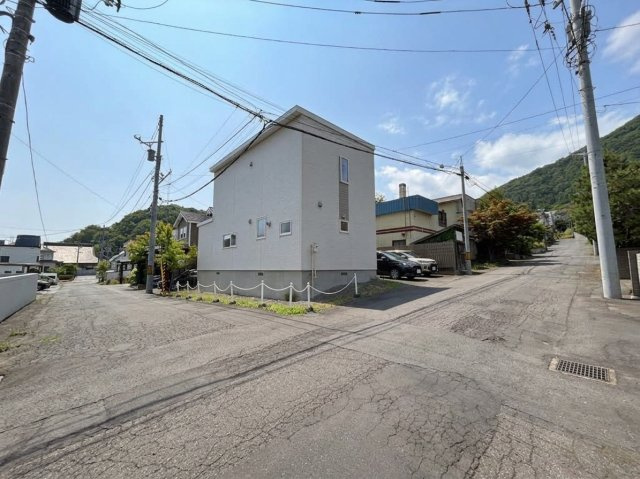山の手1条12丁目　一戸建ての前面道路含む現地写真|日当り良好！視界が開けた角地で、車や歩行者の見通しも良く安心です