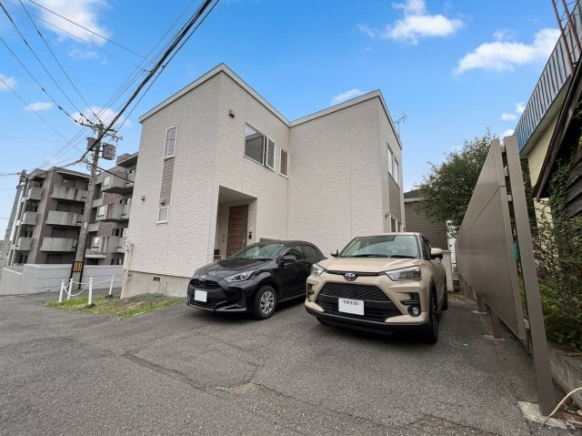 山の手1条12丁目　一戸建ての外観|角地×駐車スペース2台。約54坪のゆとりある敷地に建つ、開放感のある戸建。