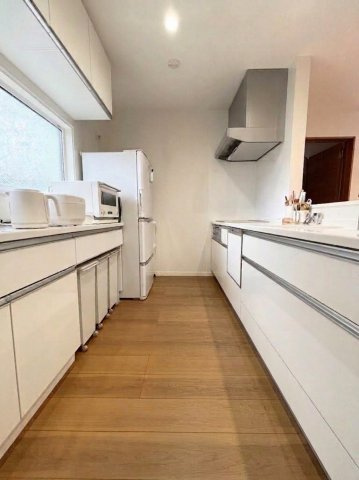山の手1条12丁目　一戸建てのキッチン|リビングを見渡せる対面式キッチン。白を基調とした清潔感あるキッチンは窓付きで換気もばっちりです