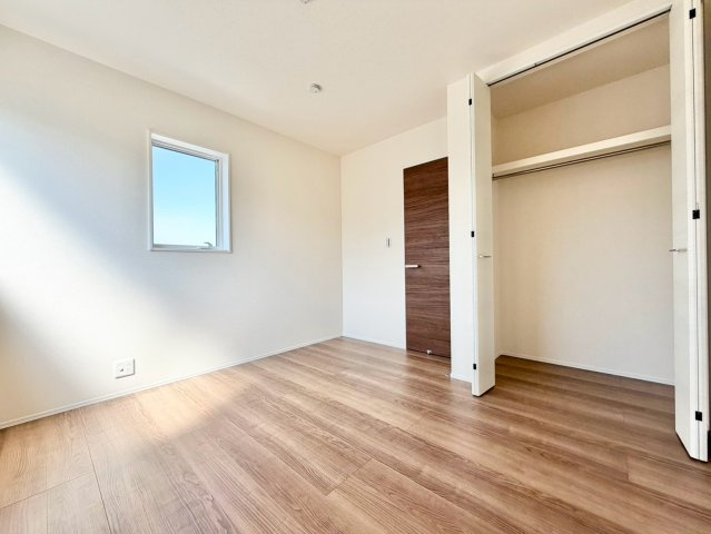 リーブルガーデン　大府市吉川町の洋室|陽当りの良い洋室は、お子様の勉強部屋や家族の寝室としても使える、暮らしに合わせて活用できる空間です。									
									