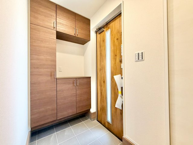 リーブルガーデン　大府市吉川町の玄関|大容量のシューズ収納で、家族分の靴や外遊び道具もすっきり収納。日々の使いやすさにも優れています。											