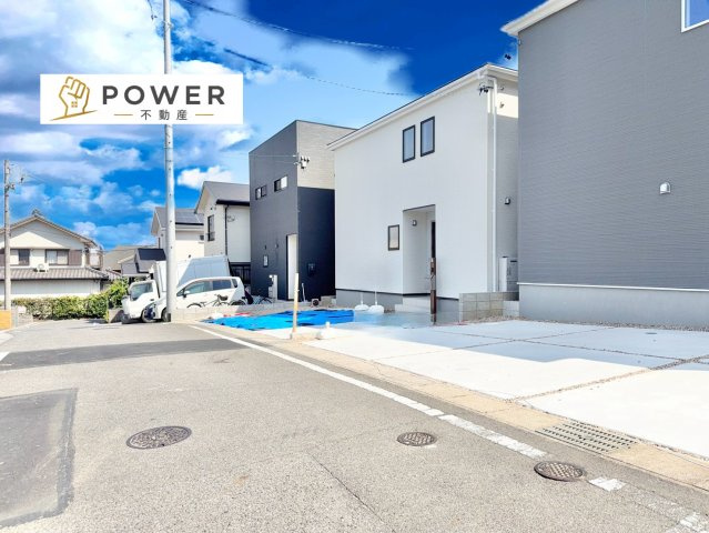 リーブルガーデン　大府市吉川町の前面道路含む現地写真|十分な幅が確保されており、車の出し入れもスムーズ。お子様の送り迎えなど、日常の動作も快適に行えます。									
									