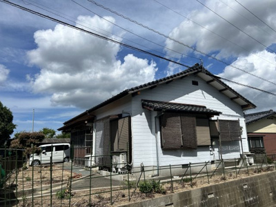 【外観】 | 今山貸家 | 静かな住環境に佇む平屋住宅。ゆとりある敷地周りで開放感があります。