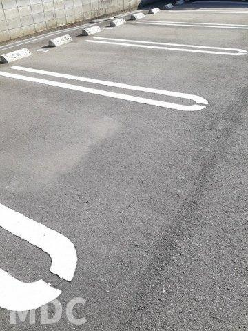 徳島市八万町川南のアパートの駐車場