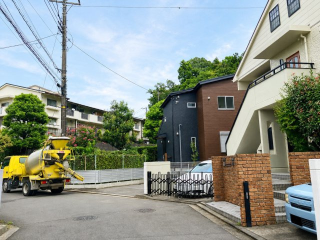 霧が丘１丁目　新築戸建の前面道路含む現地写真