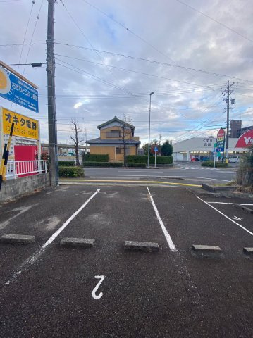 アイリス梅坪の駐車場
