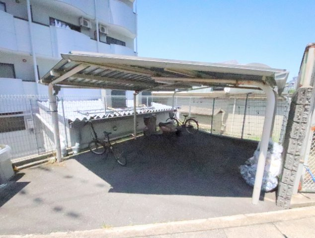 ピュアハイツの駐車場