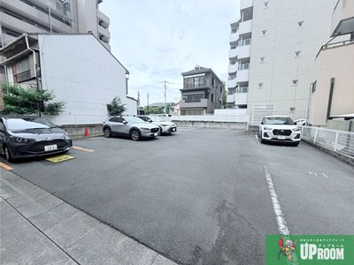 リヴェール白壁の駐車場