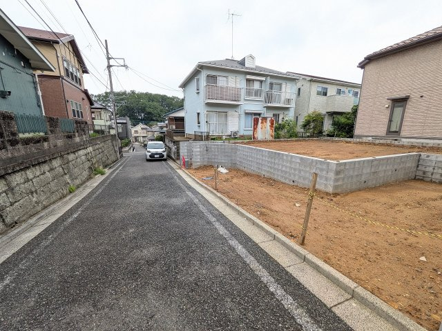 八王子市　散田町　新築一戸建て　４期の前面道路含む現地写真|～西側4.36ｍ道路に面しています～