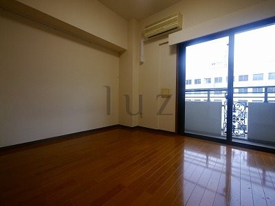 グリフィン横浜ルミエールの居間・リビング|フローリングの綺麗なお部屋です。