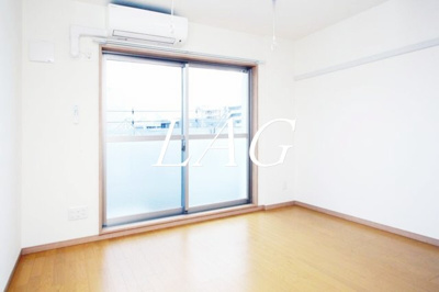 【居間・リビング】 | レオ四拾五番館 | 洋室のお部屋です。
