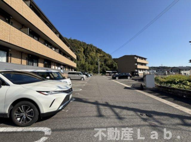 グランソレイユ　A棟の駐車場